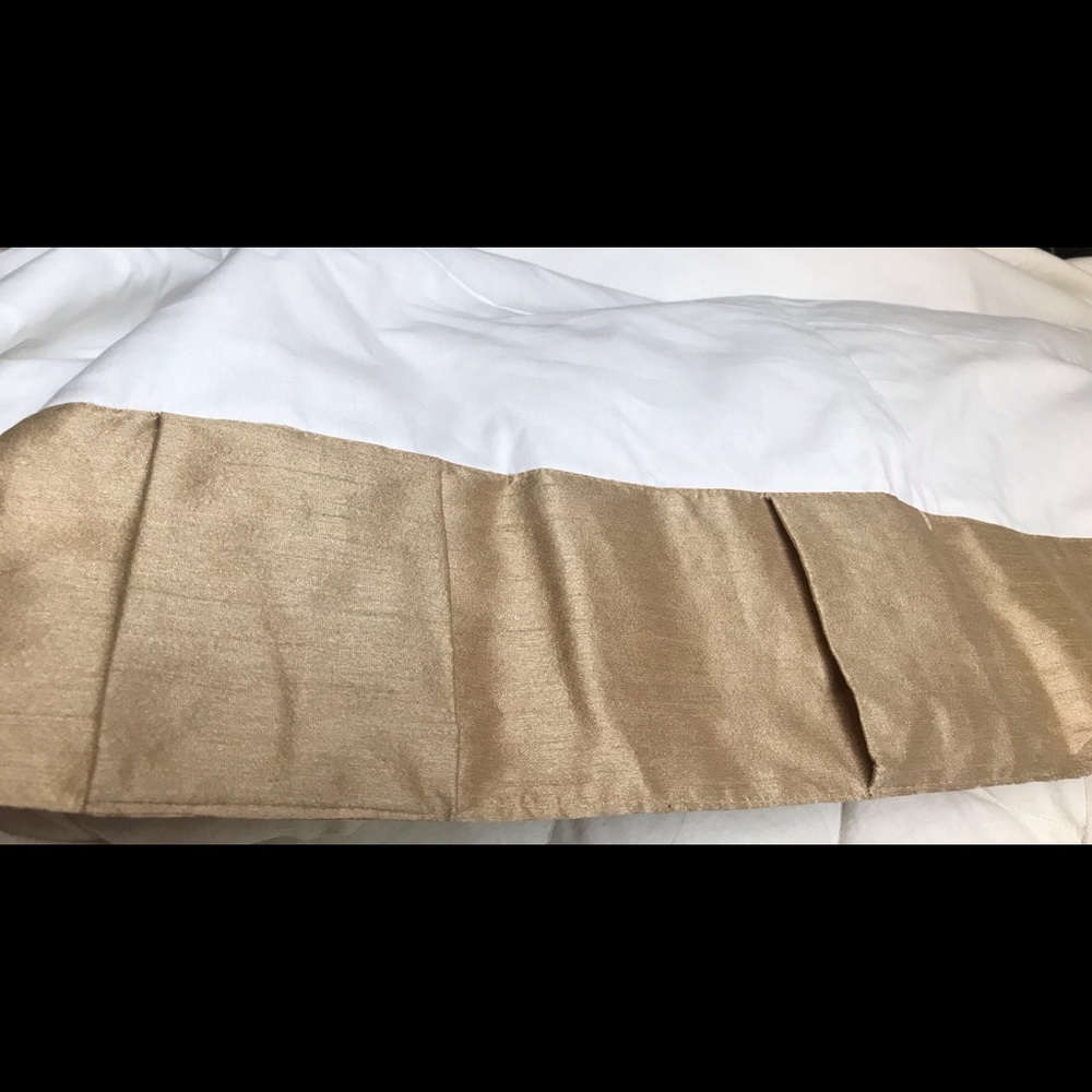 Gold Drapes.One set requires purchase of 4 panel’s - Picture 2 of 8